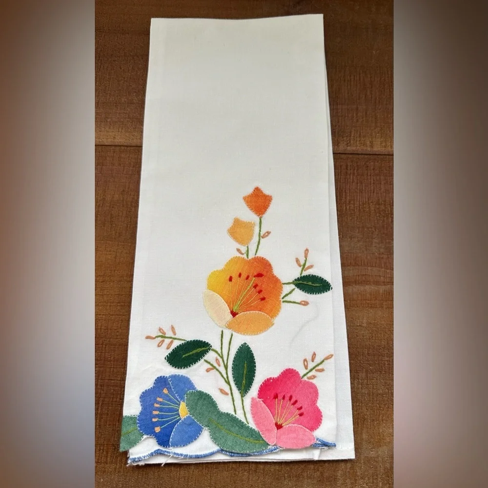 Set of Vintage Floral Embroidered White Napkins - Picture 3 of 13